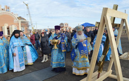 В храме «Спорительница хлебов» на территории строящегося подсобного хозяйства «Орловский колос» освятили купола и колокола