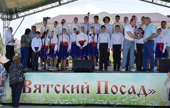 Яркое августовское солнце, жаркий день, горячее выступление артистов, отличное настроение царили на празднике 