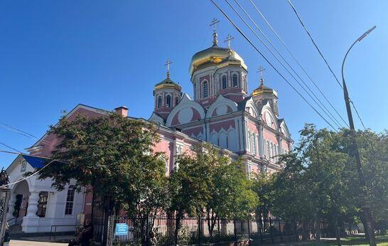 В престольный праздник схиархимандрит Илий (Ноздрин) совершил Богослужение в храме Смоленской иконы Божией Матери. 