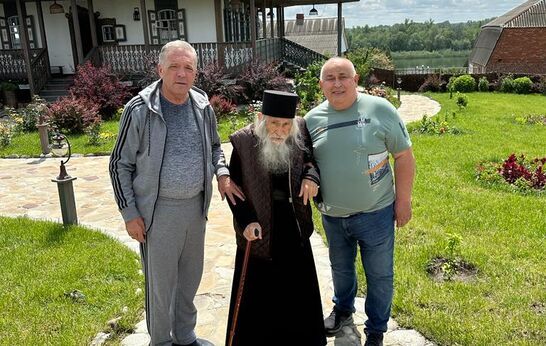 Схиархимандрит Илий (Ноздрин) и  Геннадий Николаевич Цурков приняли участие в выпуске уток кряквы в дикую природу. 