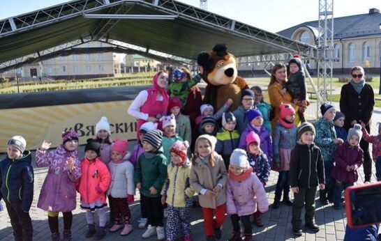 21 октября в Вятском Посаде прошла интерактивная игровая программа «В гостях у Маши и Медведя»