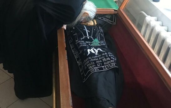 Старец Илий помолился у мощей преподобного Александра Свирского