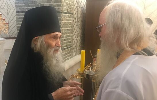 28 октября схиархимандрит Илий (Ноздрин) молился в храме Трех святителей в пос. Воскресенское, ОК «Архангельское».