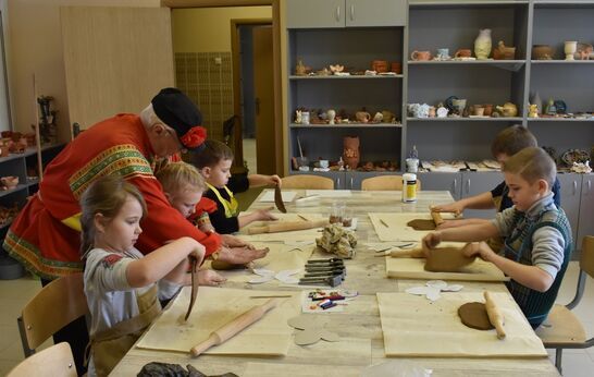 В «Вятском Посаде» прошло пробное занятие по лепке из глины под руководством Николая Петровича Комова