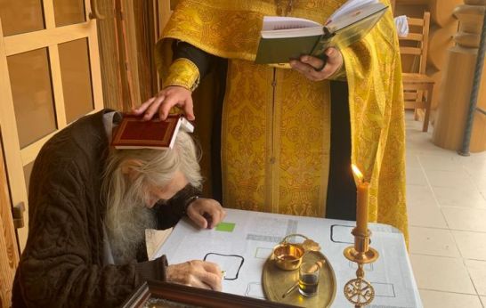 Духовник Святейшего Патриарха Московского и всея Руси Кирилла схиархимандрит Илий (Ноздрин) поправляется в скиту.