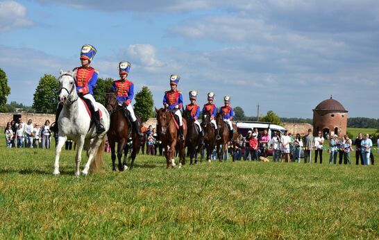 Конный клуб «Вязки» выступил на фестивале «Сабуровская крепость»