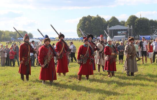 Гости фестиваля «Сабуровская крепость» увидели Московских стрельцов.