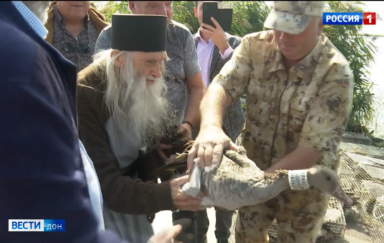 Схиархимандрит Илий (Ноздрин) побывал на ферме по выводу диких серых гусей.